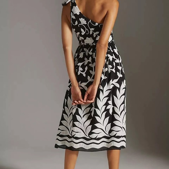 SOLD - EUC Anthropologie Black White Floral Dress - Size 6 - Picture 2 of 10